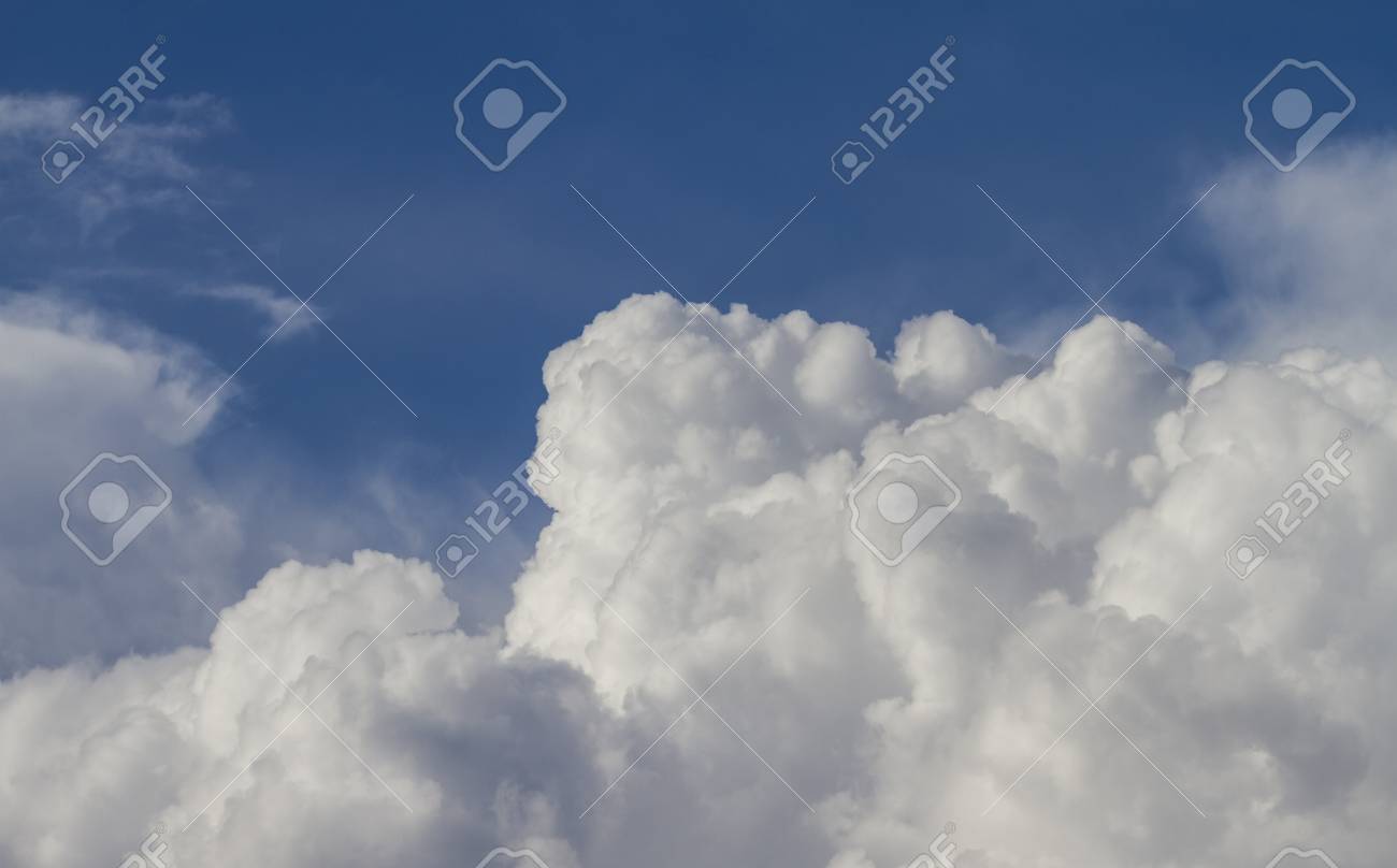 夕暮れ時の雲と日差しの空 カラフルで陽気な 壁紙やテクスチャ の写真素材 画像素材 Image 夕暮れ時の雲と日差しの空 カラフルで陽気な 壁紙やテクスチャ の写真素材 画像素材 Image