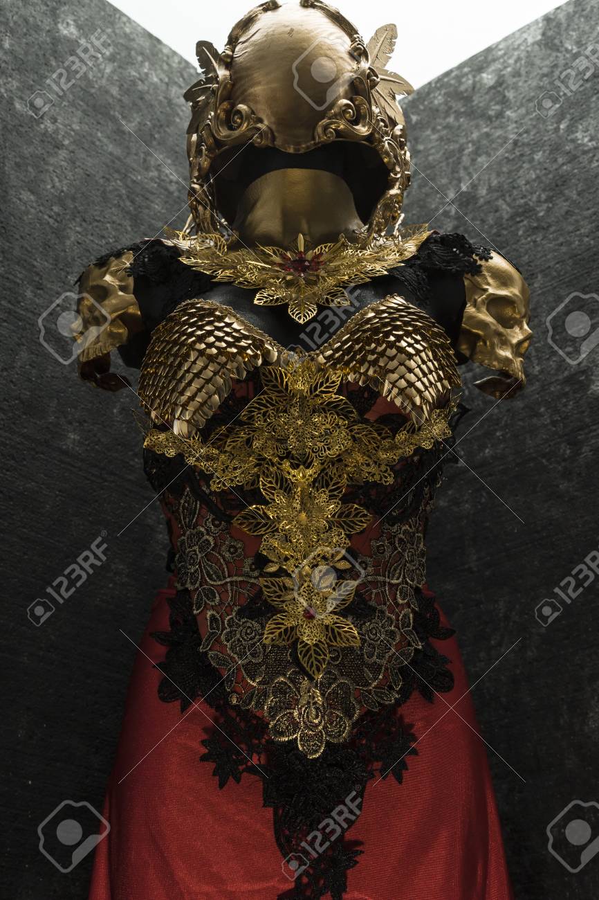 中世の騎士の鎧 金属製 赤いスカート付き