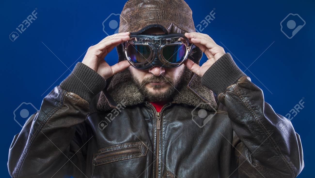 Pilot Der 20er Jahre Mit Sonnenbrille Und Vintage Fliegerhelm Tragt Lederjacke Bart Und Ausdrucksstarke Gesichter Lizenzfreie Fotos Bilder Und Stock Fotografie Image 97032926