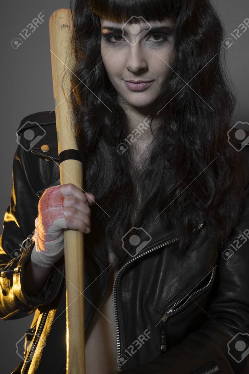 Concept De Delinquance Juvenile Jeune Adolescent Brune Avec Veste En Cuir Noir Et Jeans Avec Une Batte De Baseball Banque D Images Et Photos Libres De Droits Image 98646659