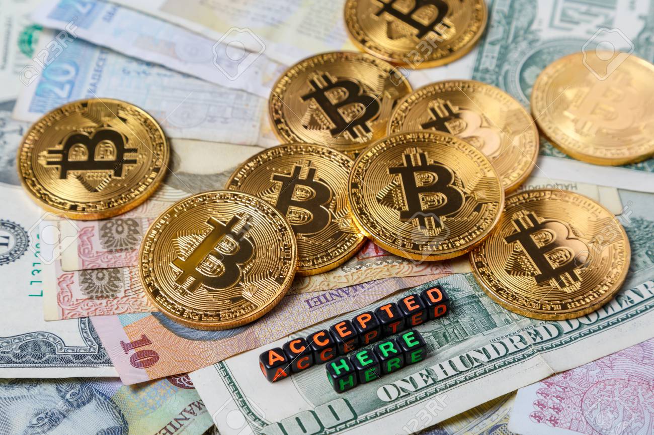 비트 코인의 표시와 다른 나라의 돈을 배경으로 