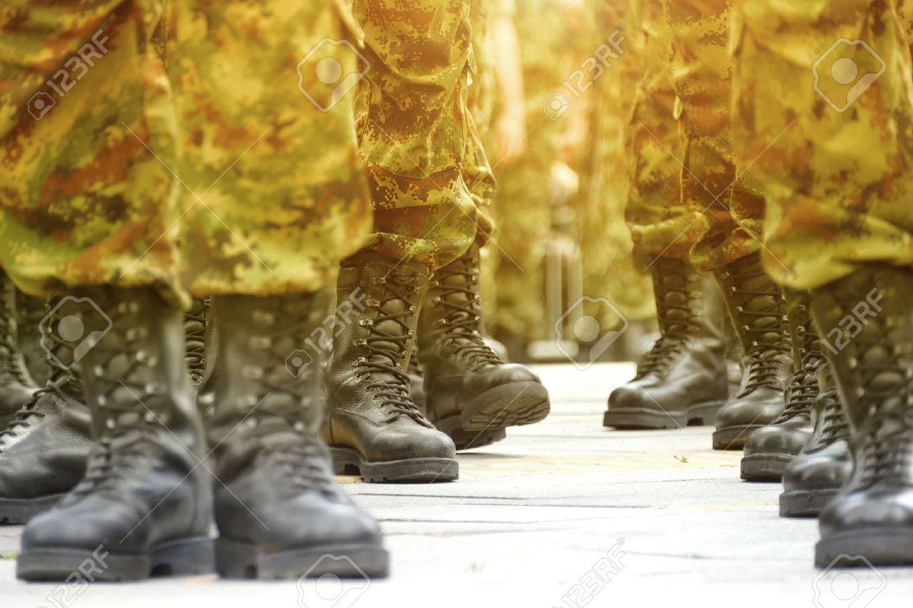Botas Militares Del Ejército; Líneas De Soldados De Comando Con Uniformes De Camuflaje Fotos, Retratos, Imágenes Y Fotografía De Archivo Libres De Derecho. 60077058.