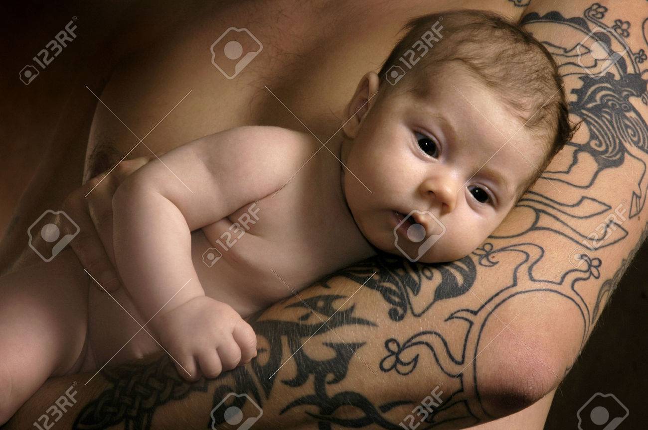 入れ墨の男の手に赤ちゃん の写真素材 画像素材 Image 入れ墨の男の手に赤ちゃん の写真素材 画像素材 Image