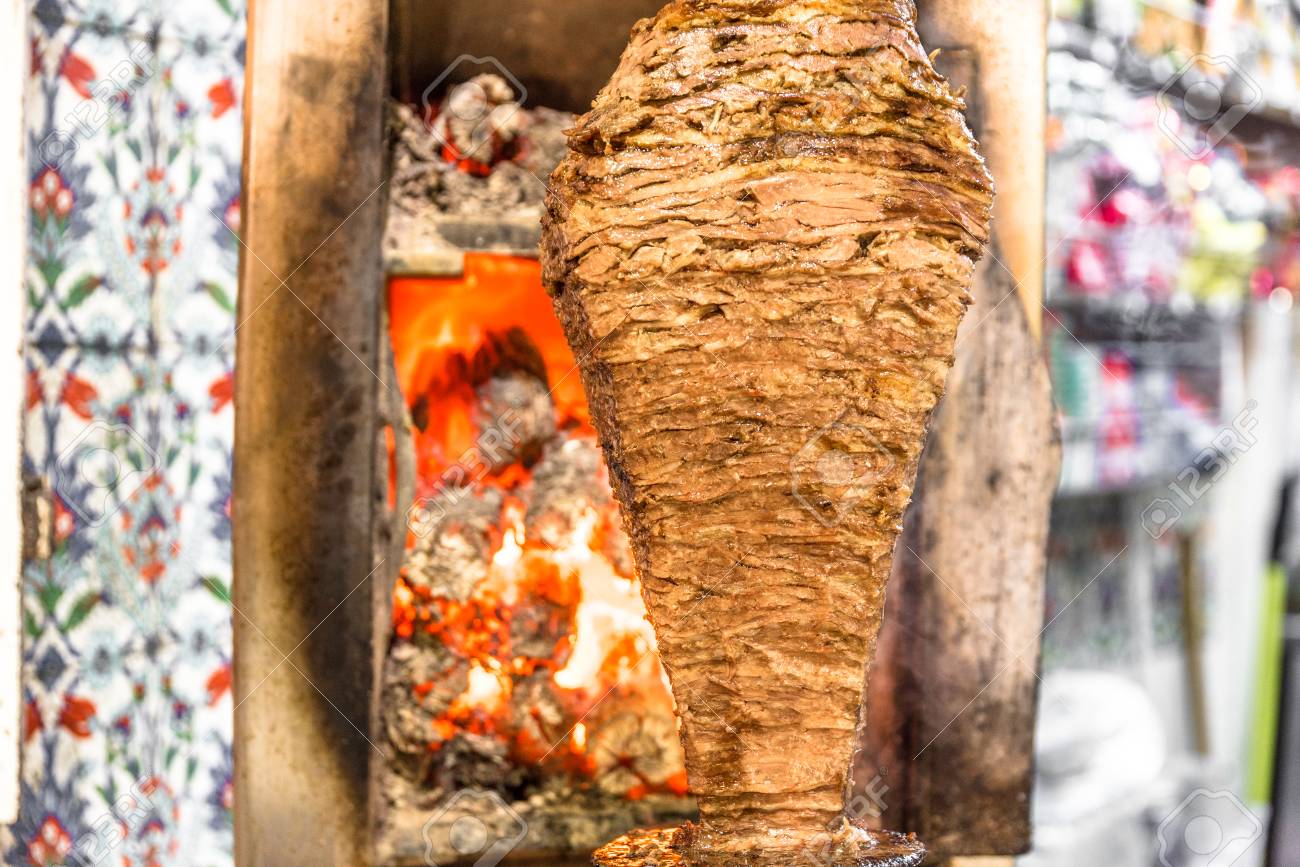 焼き子羊の羊肉 伝統的な肉は ステンレススチールグリルマシンイスタンブール トルコでシャワルマやケバブサンドイッチで提供されます の写真素材 画像素材 Image