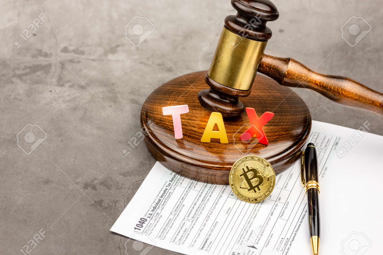 세금 Word.tax 지불 개념으로 의사봉 앞에 있는 비트코인 암호 화폐의 전면 보기. 로열티 무료 사진, 그림, 이미지 그리고  스톡포토그래피. Image 121296817