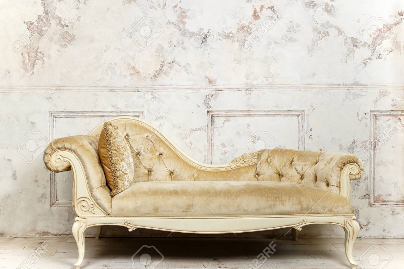 Sofa De Lujo De Oro Sobre Un Fondo De Pared Blanca Vieja Fotos