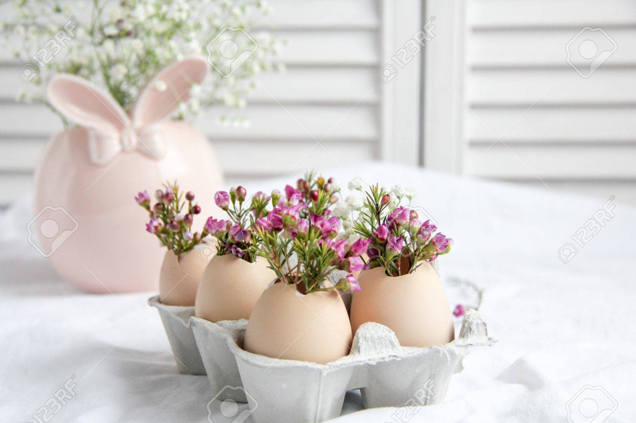 76651000-easter-decor-flowers-in-eggshells.jpg