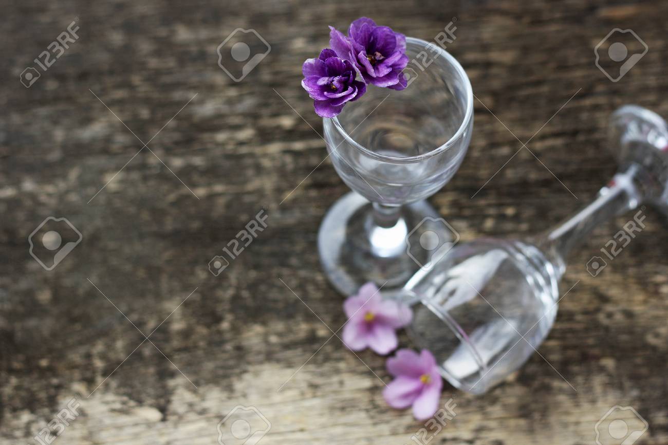 花はスミレです 花の背景 グラスの中の花 いくつかの小さな紫花透明なガラスのグラス 木の表面にメガネ の写真素材 画像素材 Image 花はスミレです 花の背景 グラスの中の花 いくつかの小さな紫花透明なガラスのグラス 木の表面にメガネ の写真素材 画像素材 Image