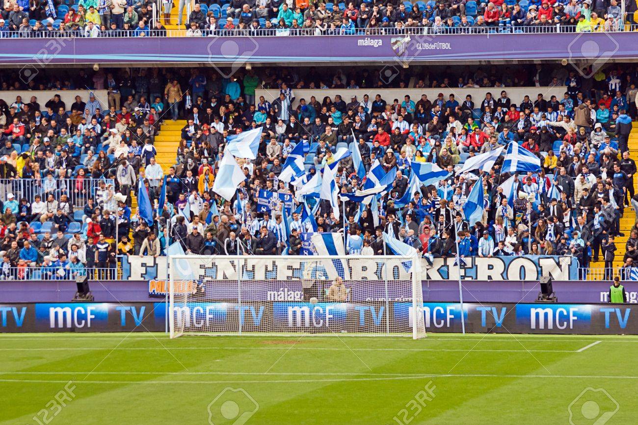 マラガ 4 月 29 日 スペイン リーグの試合中にアクションで支持者 マラガのマラガ スペインの 12 年 4 月 29 日に ロサレーダ スタジアムで Valencia の写真素材 画像素材 Image