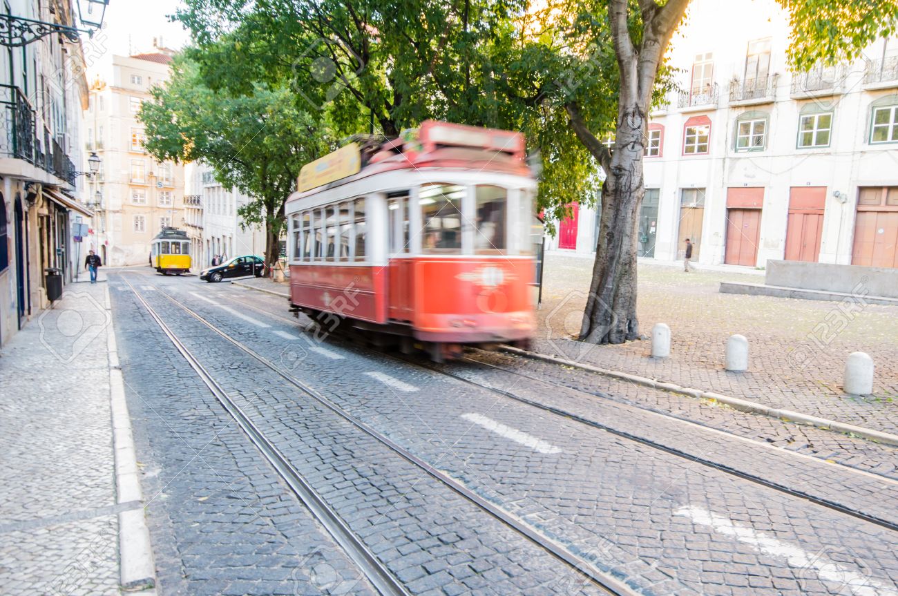 リスボン ポルトガル 11 月 28 日 伝統的な黄色トラム ケーブルカー 13 年 11 月 28 日にリスボン ポルトガルの カリスは リスボンのバスや路面電車 ケーブルカー 公共交通機関の会社運営しています の写真素材 画像素材 Image