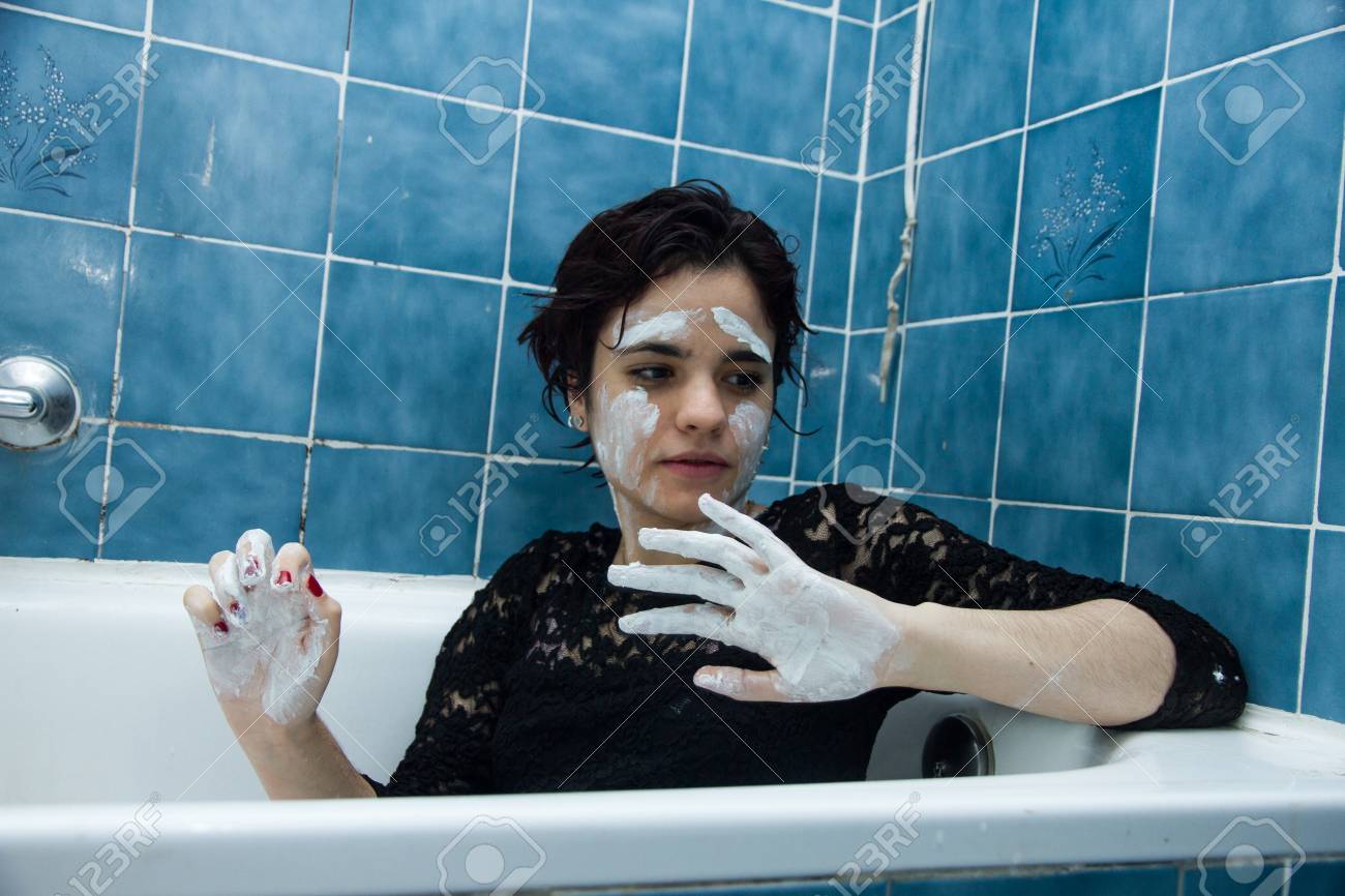 Madchen Mit Weissem Gesicht Malen Mit Kurzen Haaren Und Braunen Augen In Einer Badewanne Voller Wasser Und Milch Baden Sie Geniesst Das Baden In Heissem Wasser Sie Spielt Und Geniessen Malerei Lizenzfreie