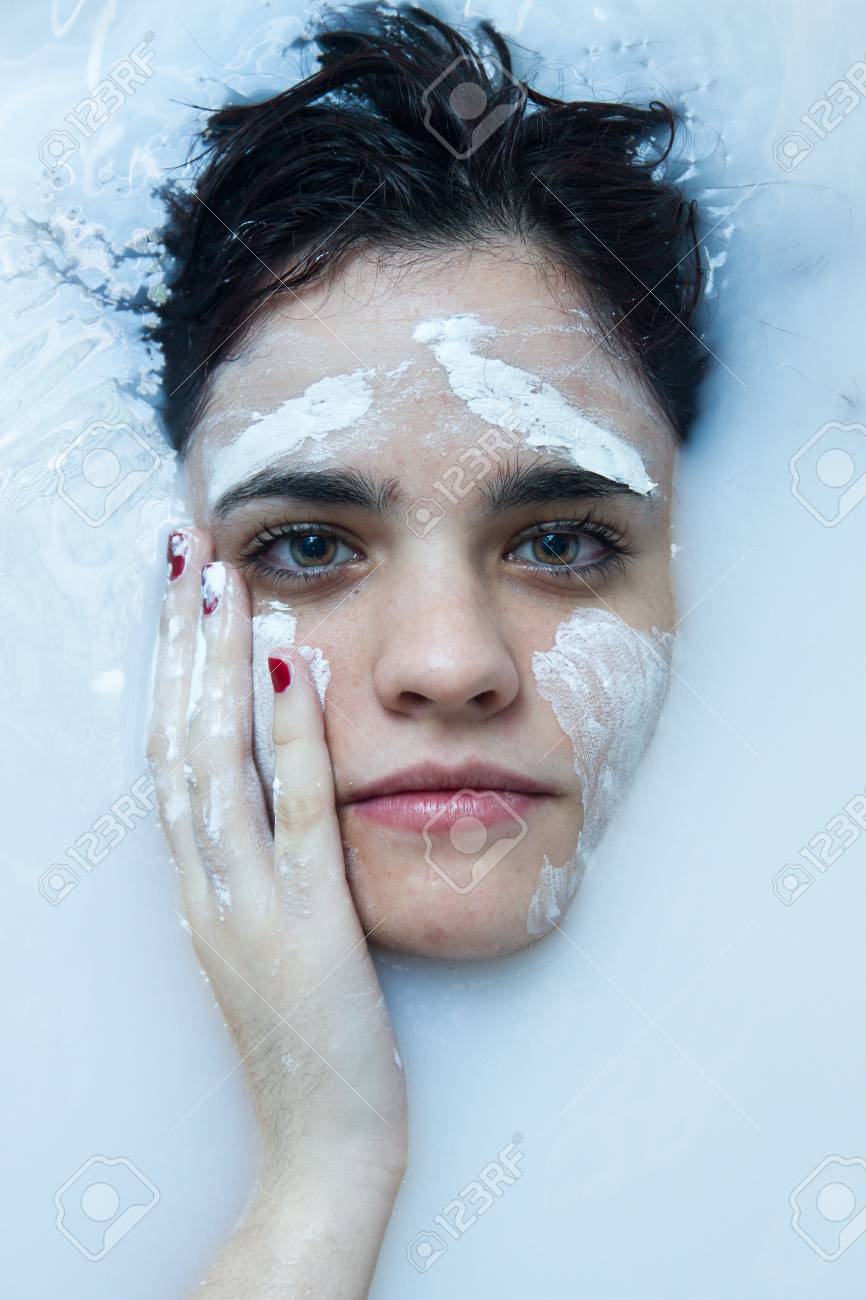 Madchen Mit Weissem Gesicht Malen Mit Kurzen Haaren Und Braunen Augen In Einer Badewanne Voller Wasser Und Milch Baden Sie Geniesst Das Baden In Heissem Wasser Sie Spielt Und Geniessen Malerei Lizenzfreie