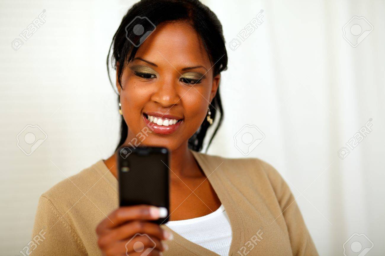 Portrait D'une Femme Charmante Noir Envoyant Un Message Par Téléphone ...