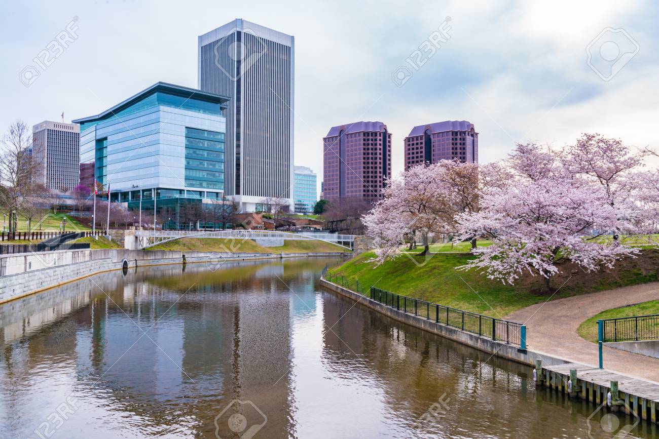 リッチモンド バージニア州桜の中にブラウンの島およびトレデガー St 近くのジェームス川に沿って朝市のスカイライン の写真素材 画像素材 Image リッチモンド バージニア州桜の中にブラウンの島およびトレデガー St 近くのジェームス川に沿って朝市のスカイライン の写真素材 画像素材 Image