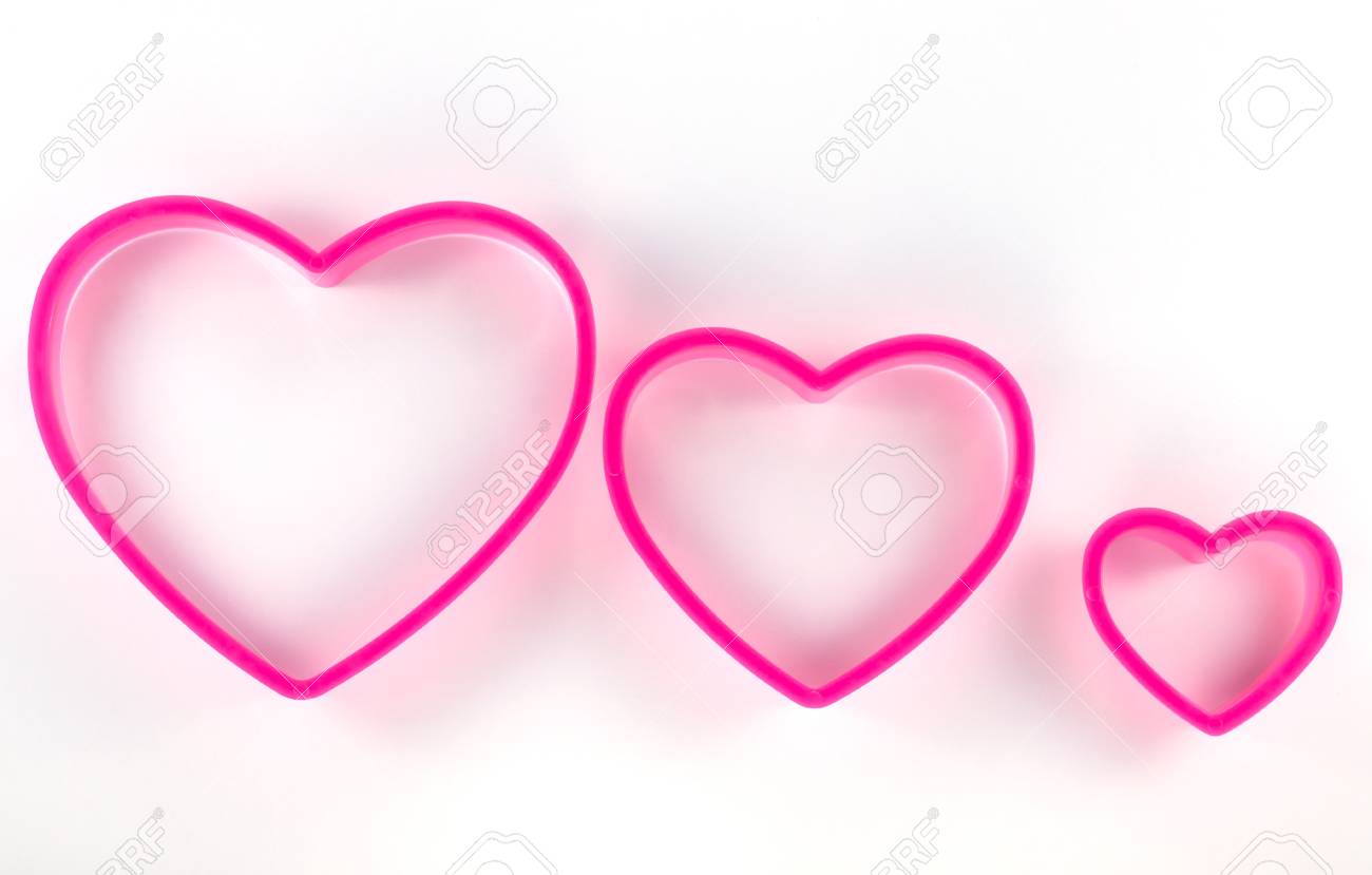 Trois Taille De Difference De Coeur Rose Qui Organisent De Grand A Petit Banque D Images Et Photos Libres De Droits Image