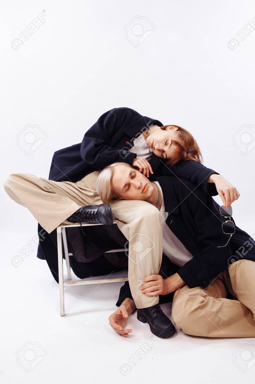 парочка в автобусе. человек лежит головой на коленях. мужчина и женщина в электричке. человек спит на плече. лежит на коленях у девушки.