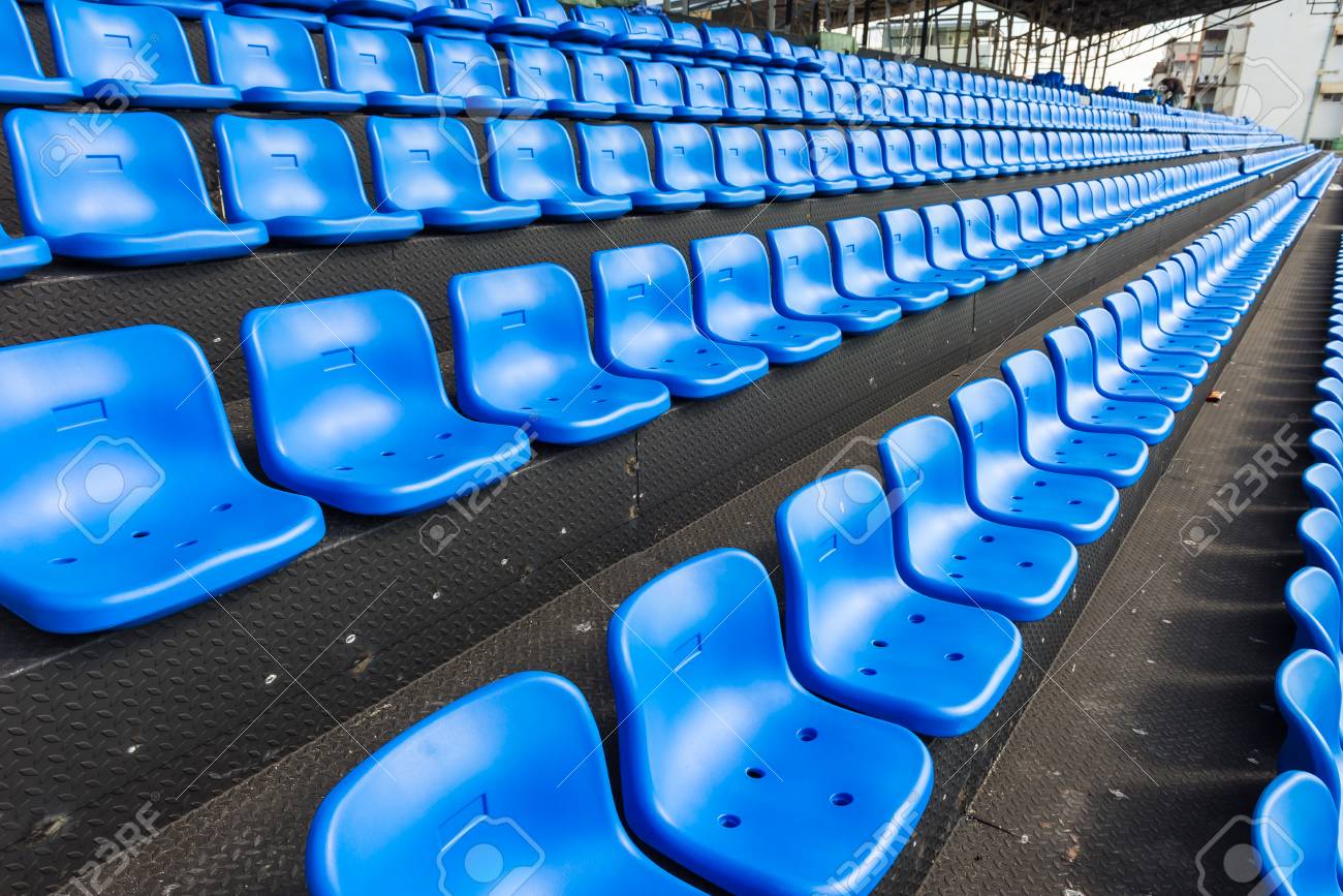 サッカー競技場の観覧席にブルーシート の写真素材 画像素材 Image