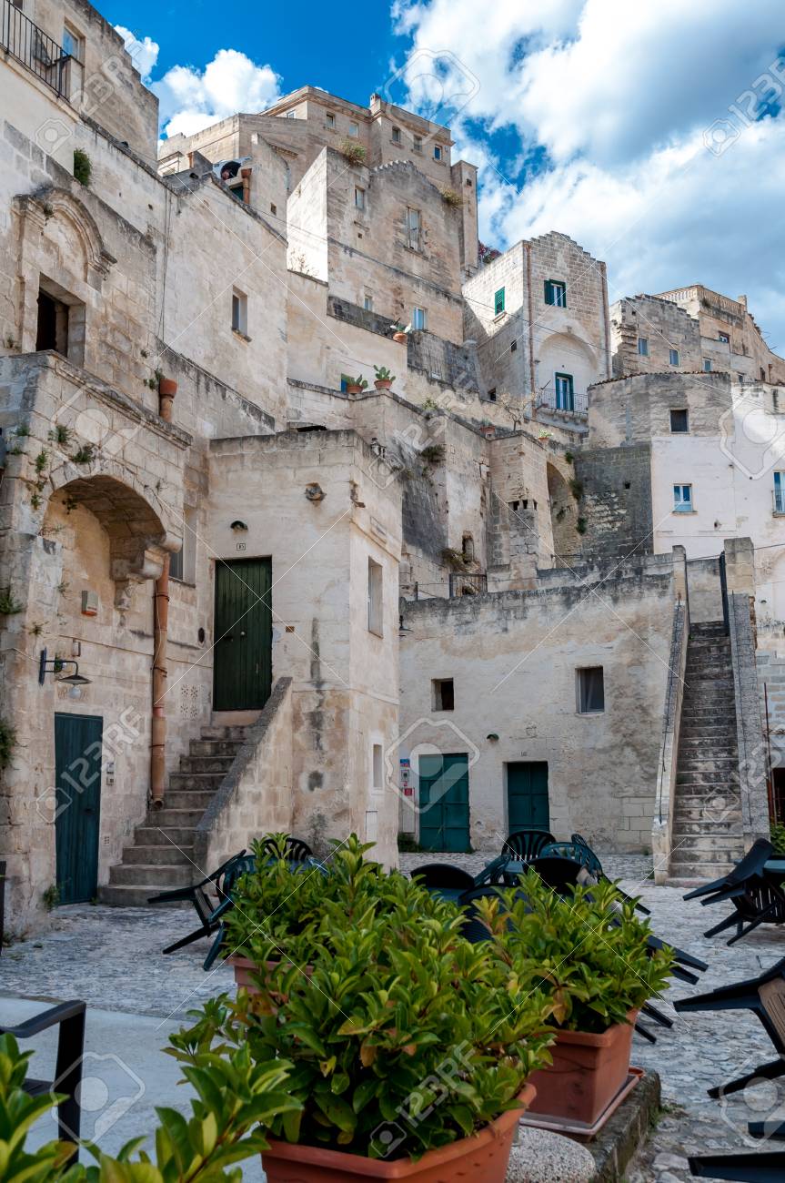マテーラの古代の街・ ディ ・ マテーラのサッシで建物のマテーラ, イタリア,2014 年 9 月 15 日 ストリート ビュー。市はユネスコ世界遺産と文化のヨーロッパの首都 2019 です。