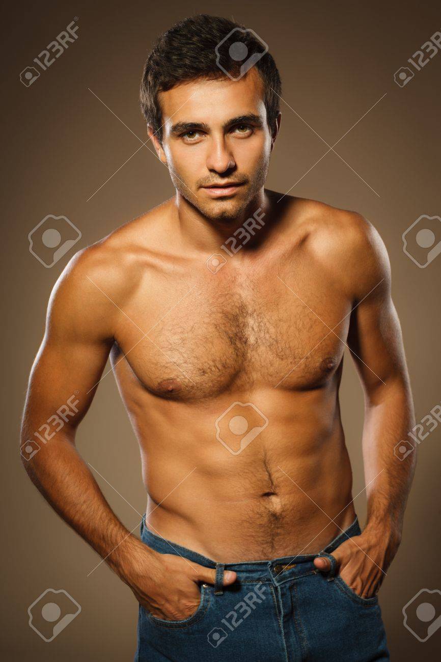 若い筋肉男性の上半身裸の立っているポケットに手で の写真素材 画像素材 Image