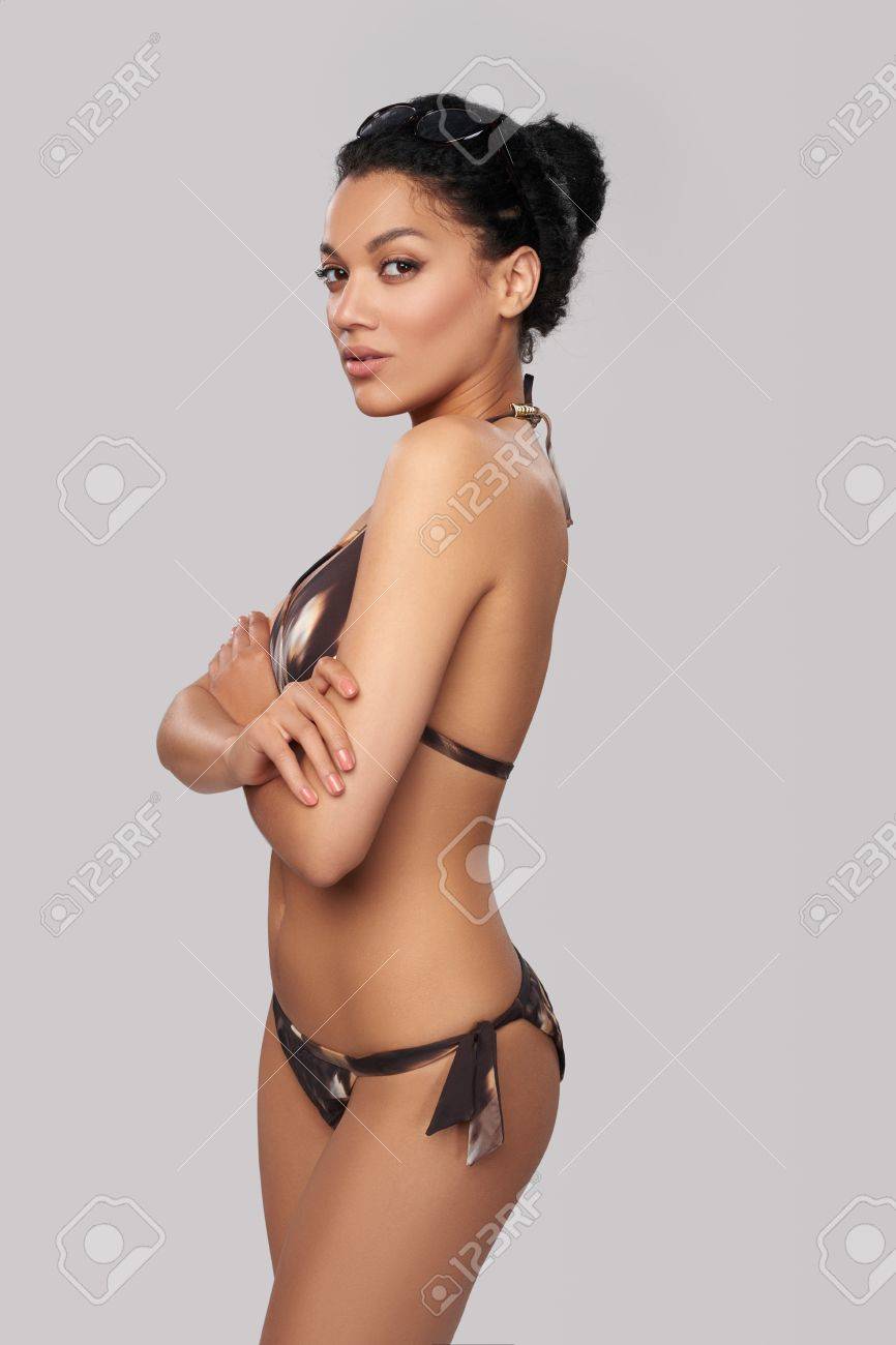 ファッショナブルな混血アフリカ系アメリカ人 茶色水着の白人女性 の写真素材 画像素材 Image