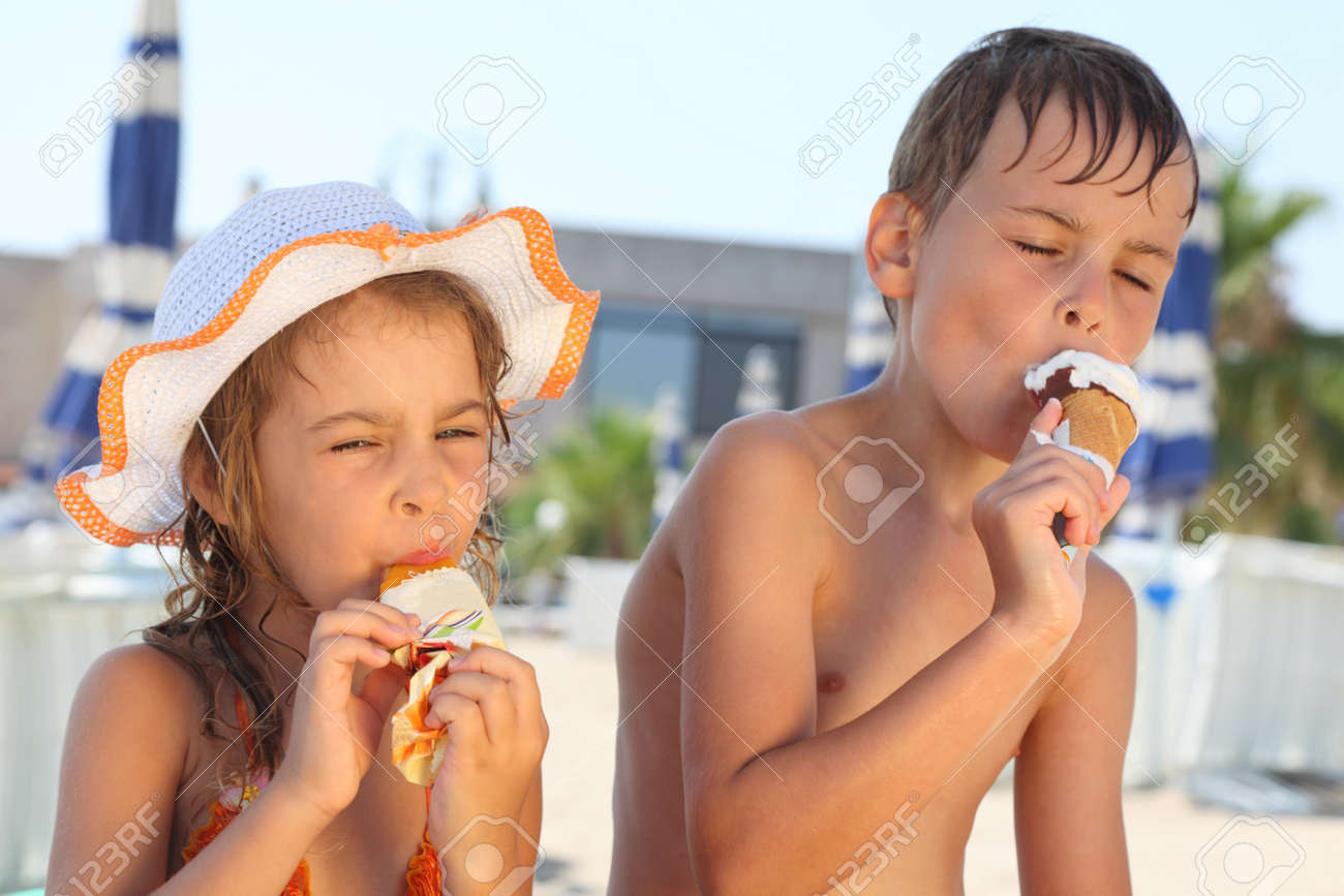 http://previews.123rf.com/images/paha_l/paha_l1203/paha_l120300586/12619503-Brother-and-little-sister-eating-ice-cream-after-bathing-Girl--Stock-Photo.jpg