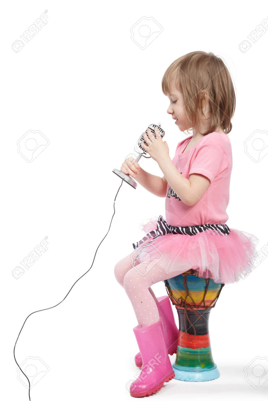 小さな女の子女の子ピンクのドレスで ピンクの長靴が ジャンベに座っているし マイクに向かって歌います の写真素材 画像素材 Image 小さな女の子女の子ピンクのドレスで ピンクの長靴が ジャンベに座っているし マイクに向かって歌います の写真素材 画像素材 Image