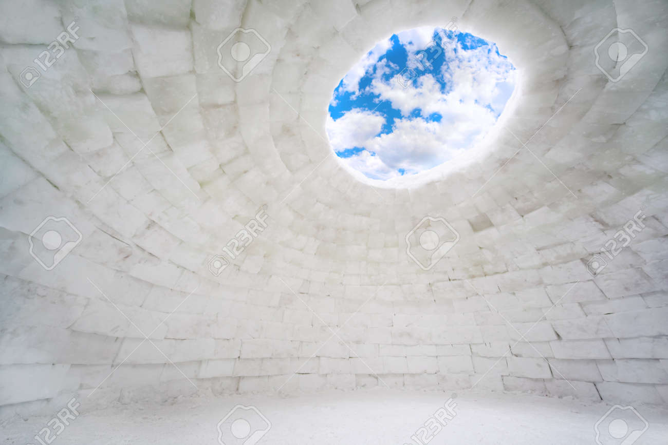 氷 エスキモーのイグルー 青い空と雲の中の空の家 の写真素材 画像素材 Image