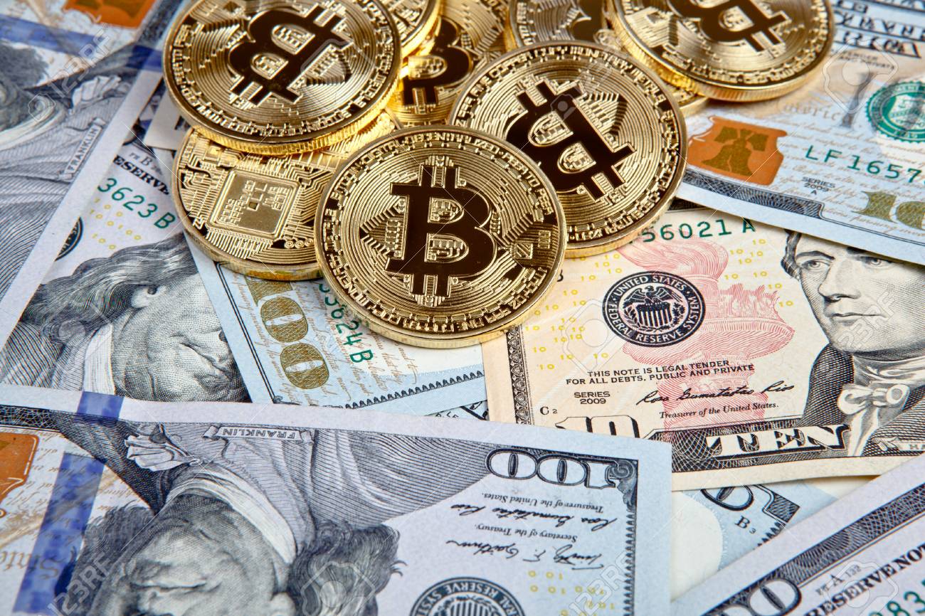 Monedas De Bitcoin Con Dólares Fotos, retratos, imágenes y fotografía de  archivo libres de derecho. Image 89337059