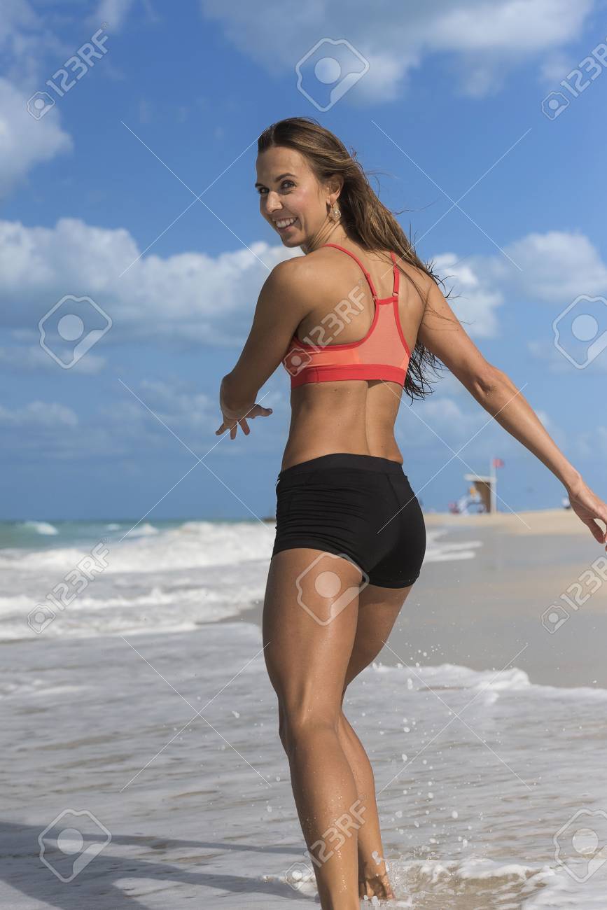 mädchen in kurzen hosen un sport bh mädchen in kurzen hosen un sport bh