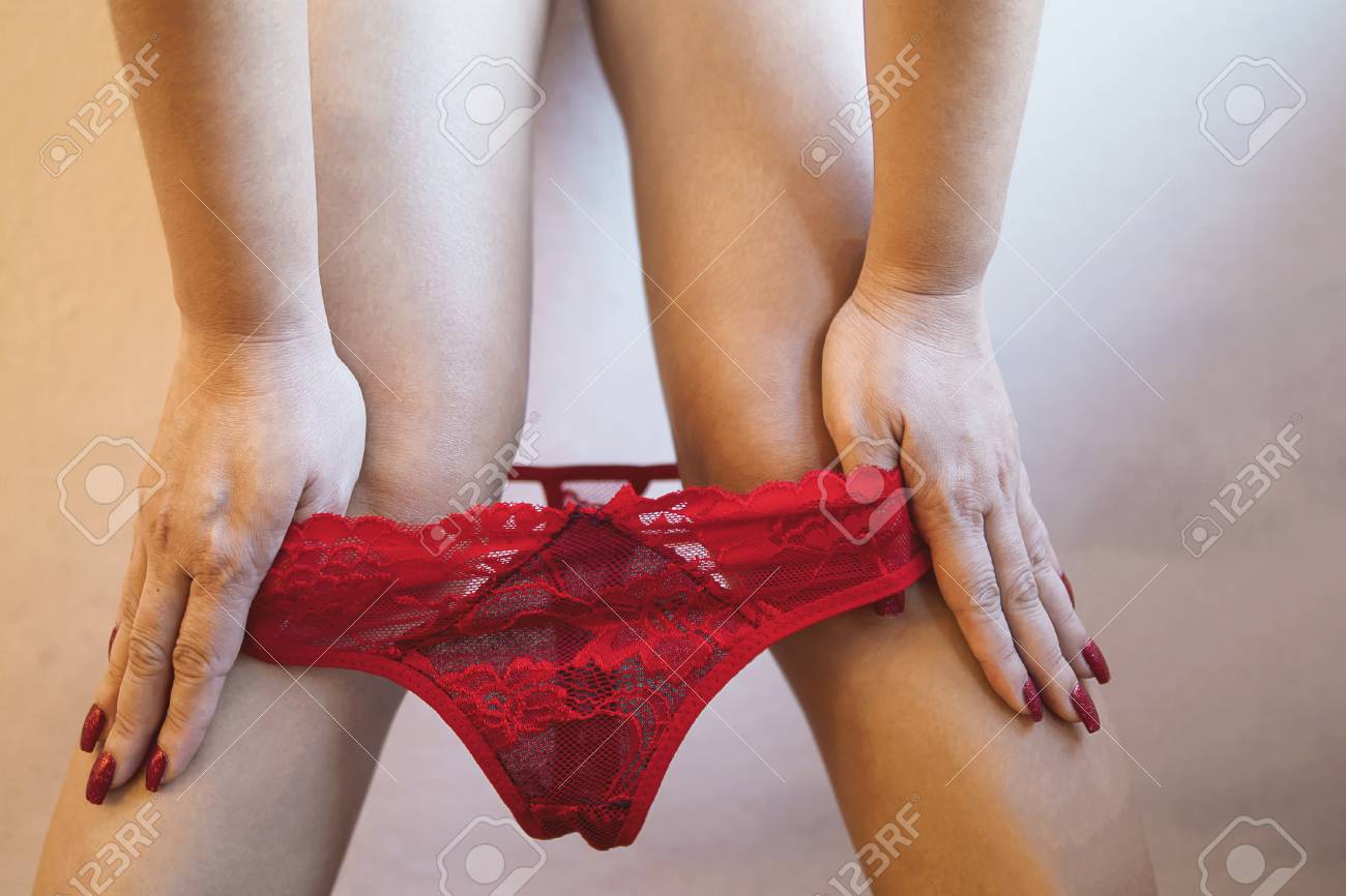 femme en slip rouge