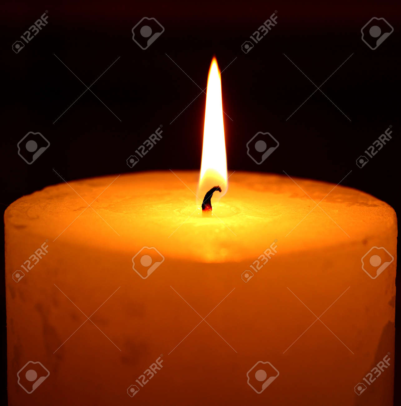 黒の背景に燃えているろうそく の写真素材 画像素材 Image