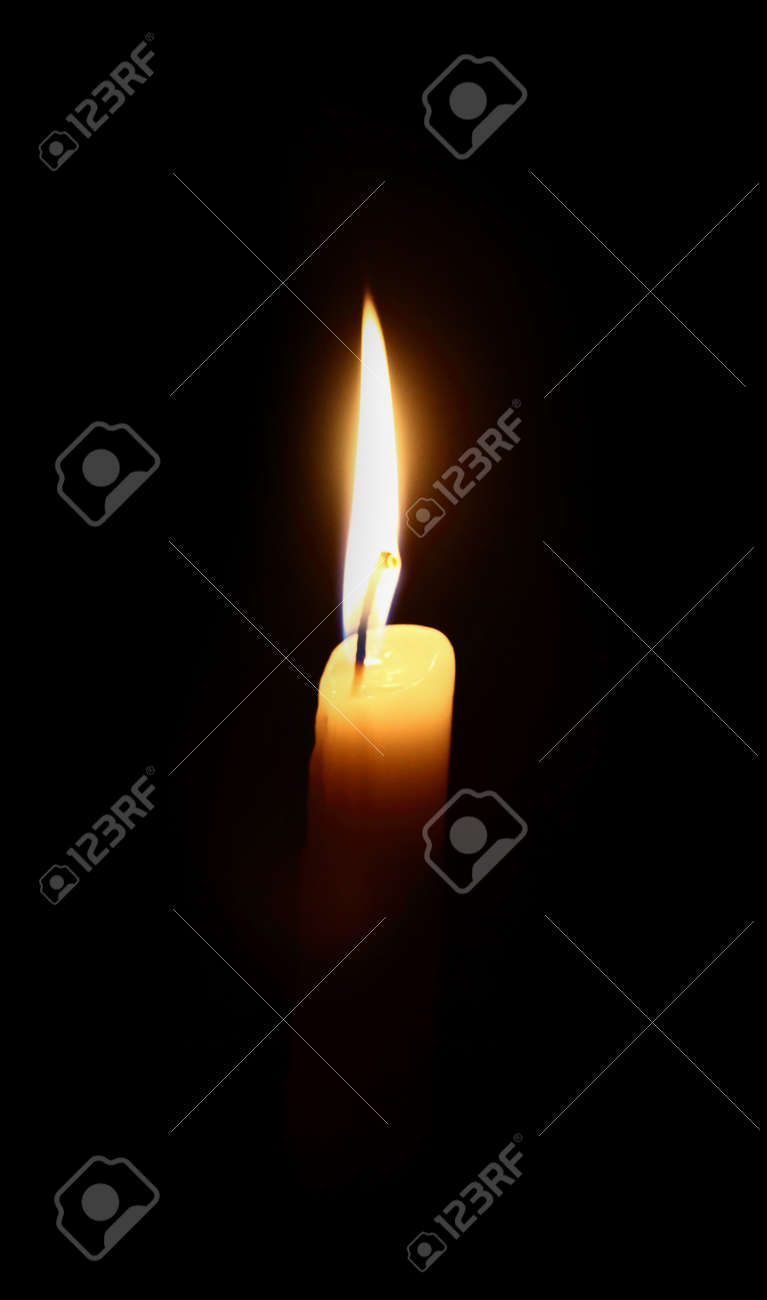 暗い背景の上で燃えているろうそく の写真素材 画像素材 Image