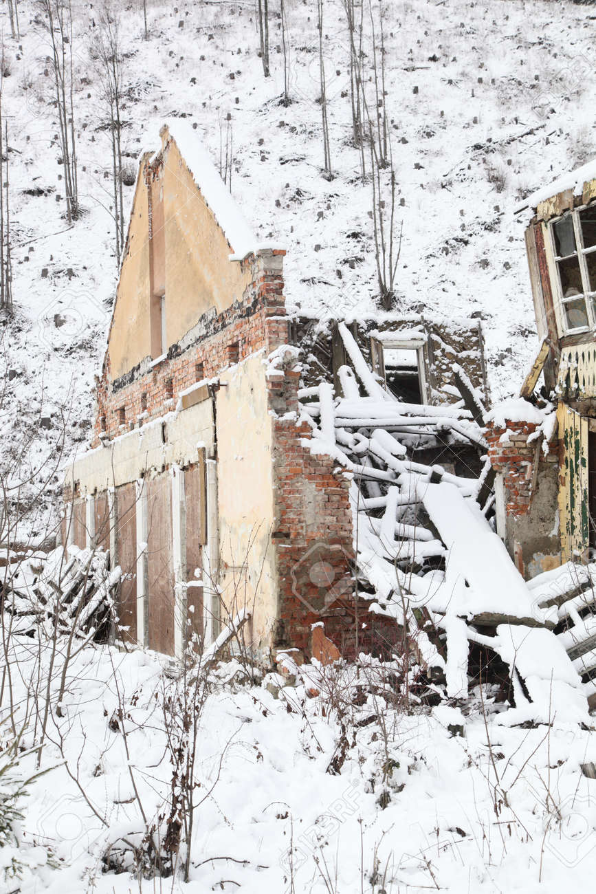 雪の降った日の廃屋