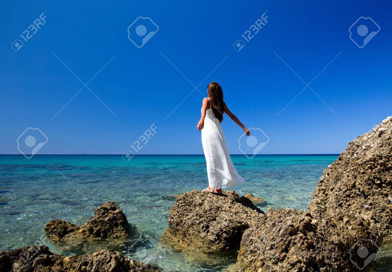 Kostenlos Gluckliche Frau Mit Meer Lizenzfreie Fotos Bilder Und Stock Fotografie Image 21567795