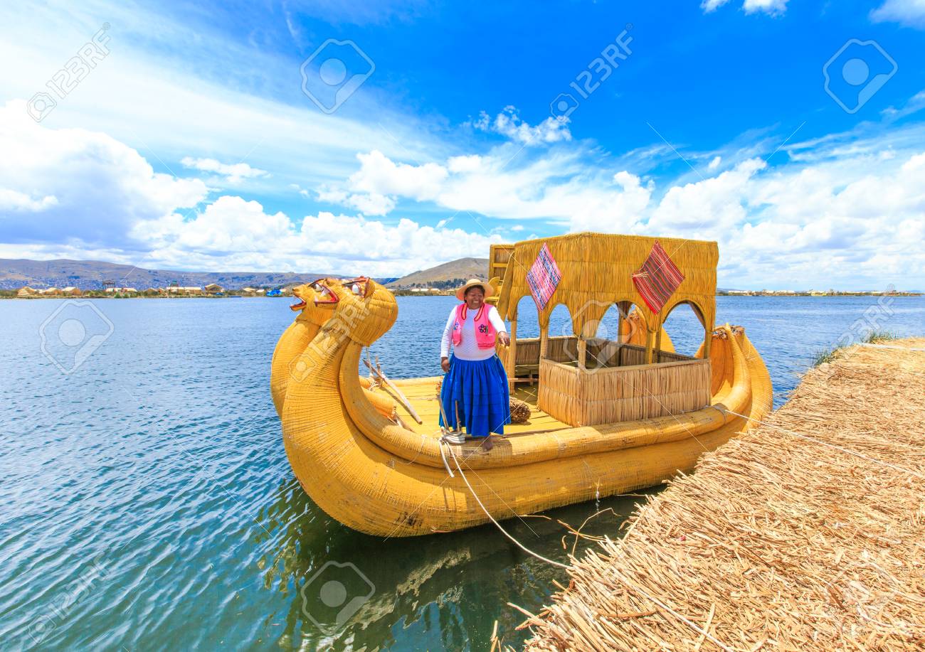 チチカカ湖の素材で出来た帆船 トトラ船近くプーノ、ペルーのチチカカ湖