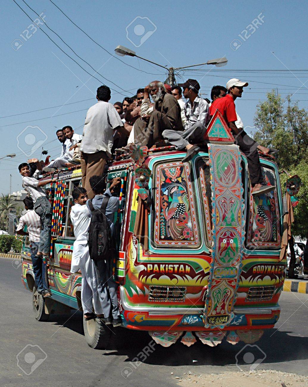 カラチ Pakistan 人々 は湖の政府の輸送システムのための非常に Danergous バスでバス Roog に座って パキスタンの政府 国民の安全のためのより良い 12 年 10 月 5 日を取る必要がある イリアス J 学部長によって写真 朴画像 の写真素材 画像素材 Image カラチ Pakistan 人々 は湖の政府の輸送システムのための非常に Danergous バスでバス Roog に座って パキスタンの政府 国民の安全のためのより良い 12 年 10 月 5 日を取る必要がある イリアス J 学部長によって写真 朴画像 の写真素材 画像素材 Image