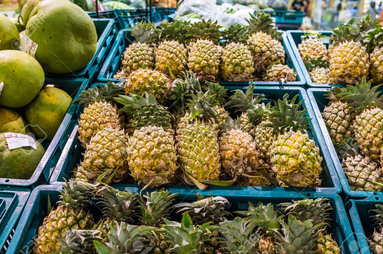 スーパー マーケットでの販売のためのパイナップル の写真素材 画像素材 Image