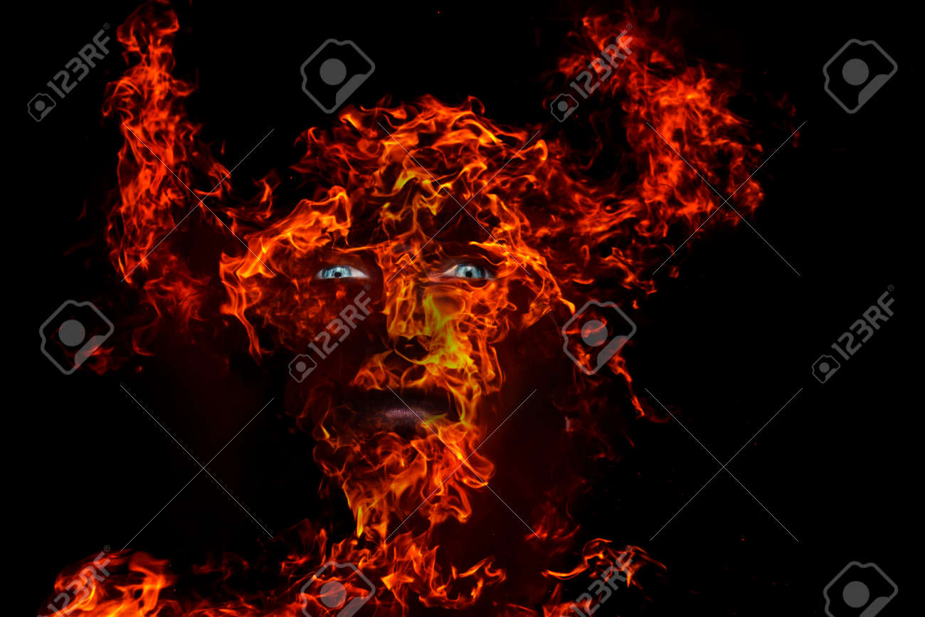 뿔 달린 투구와 파란 눈을 한 불 같은 남자 로열티 무료 사진, 그림, 이미지 그리고 스톡포토그래피. Image 160104653