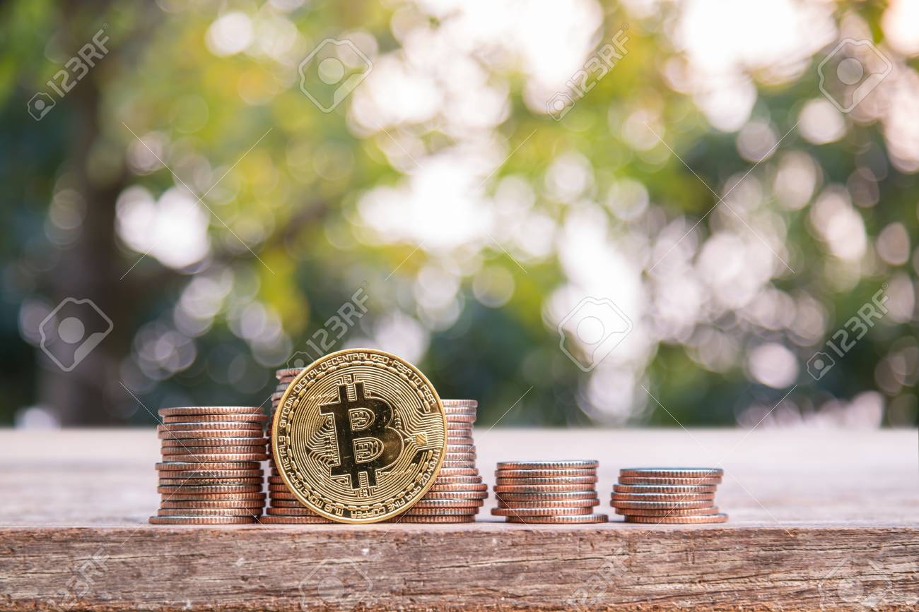 흐릿한 녹색 자연을 가진 나무 테이블에 있는 금색 비트코인 암호화폐와 동전. 암호 화폐의 개념. 블록체인 기술. 혼합 매체. 로열티  무료 사진, 그림, 이미지 그리고 스톡포토그래피. Image 98798034