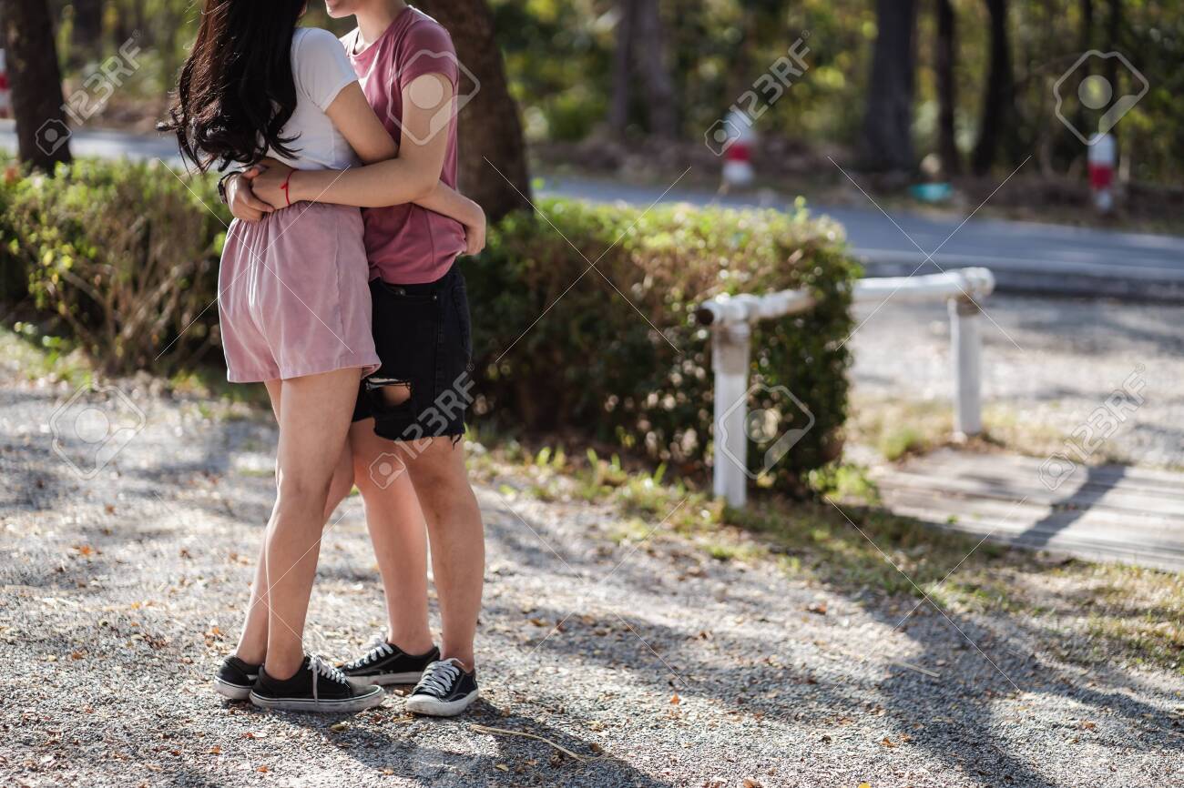 素人のレズ  公園に立って抱き合う幸せなレズビアンのカップル、屋外を抱きしめる二人の女性。の写真素材・画像素材 Image 139269724