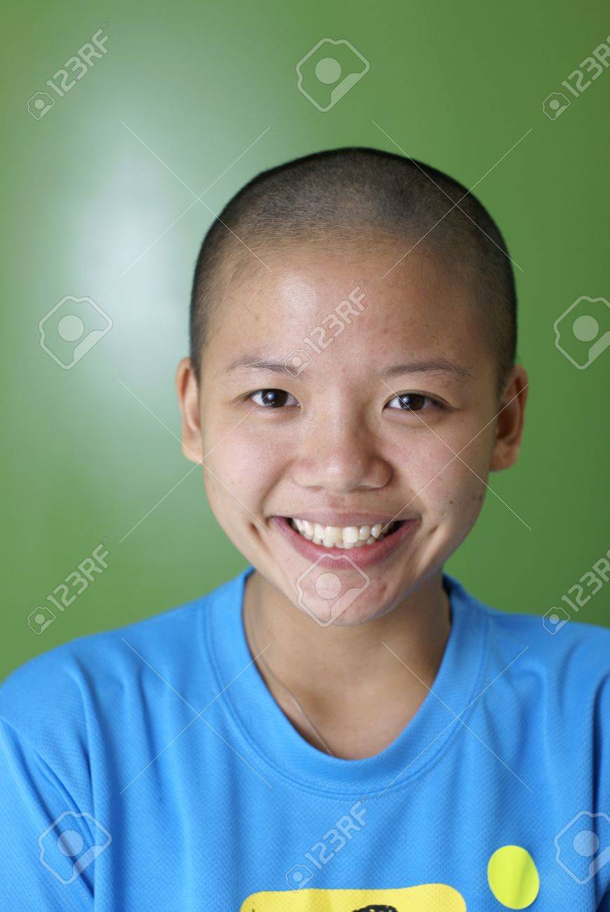 ちょうど坊主頭と髪の顔の上の粒子との幸せな女性 の写真素材 画像素材 Image ちょうど坊主頭と髪の顔の上の粒子との幸せな女性 の写真素材 画像素材 Image
