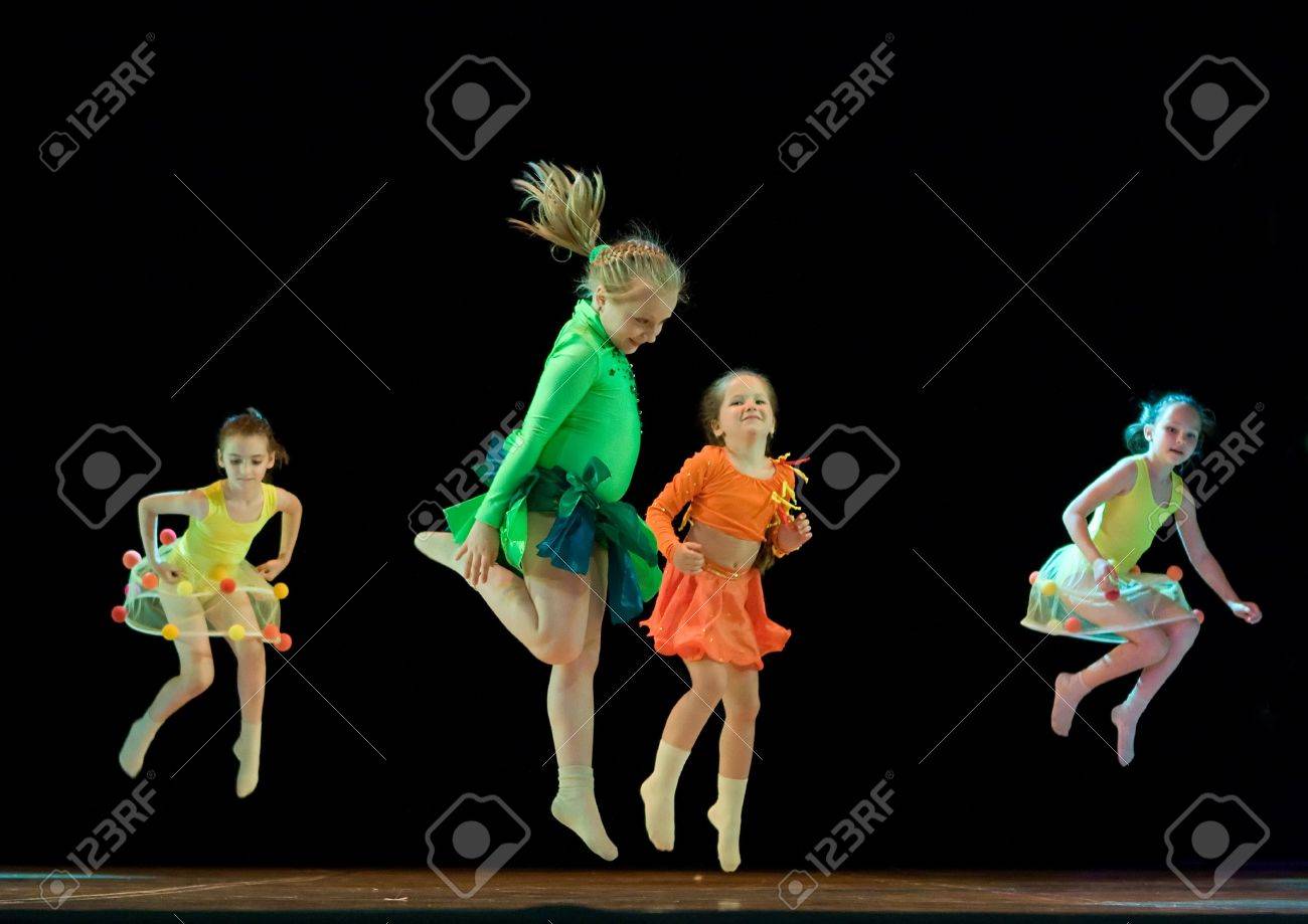 Dnepropetrovsk Ukraine Fevrier 11 Ecole De Danse Moderne Potoki Les Enfants Effectuent Dans Un Theatre Local Concert D Hiver Un Fragment De Joyeux Anniversaire La Performance Banque D Images Et Photos Libres De Droits Image