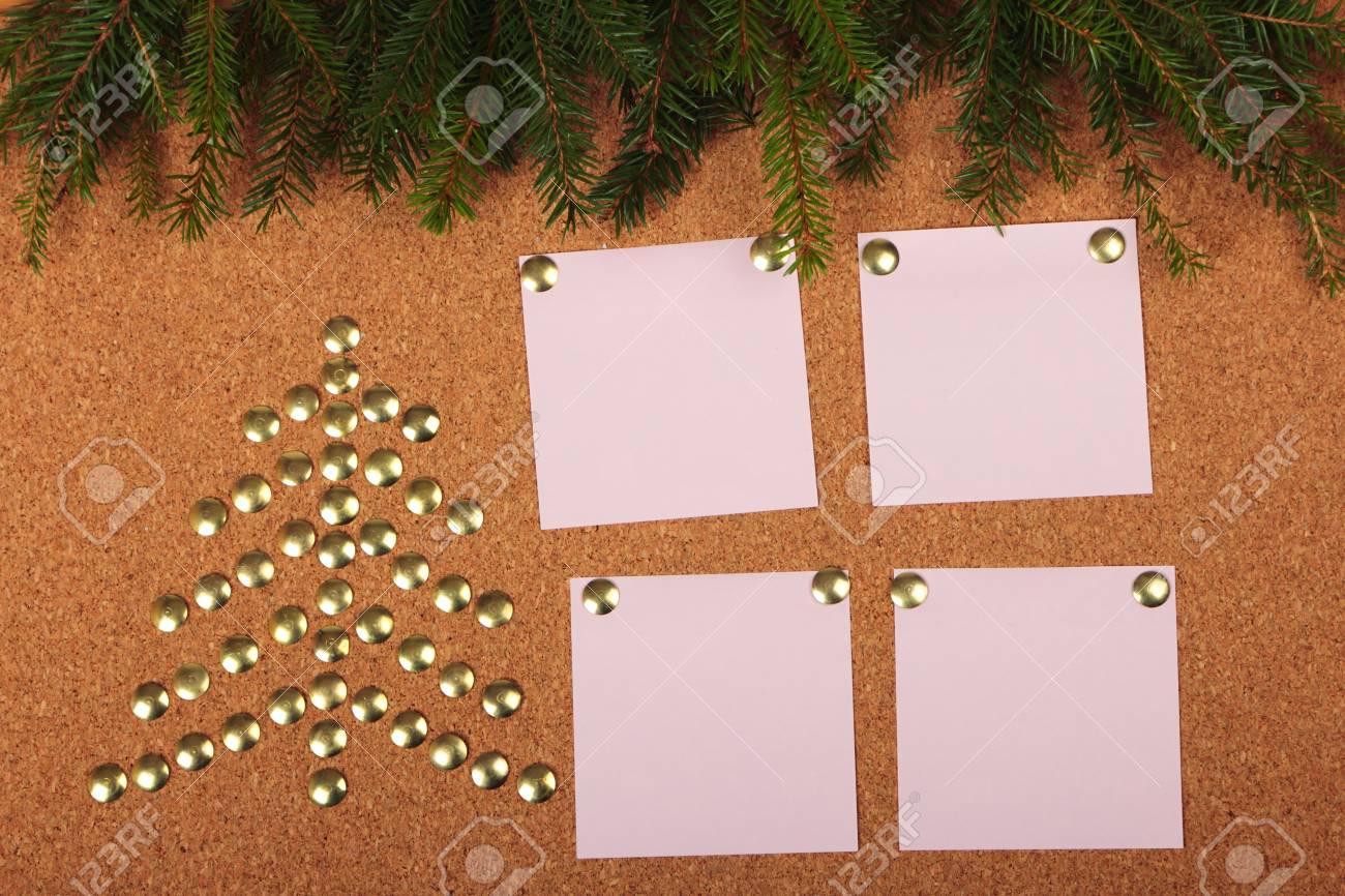 コルクボード上にクリスマス ツリーの形で親指の鋲 の写真素材 画像素材 Image