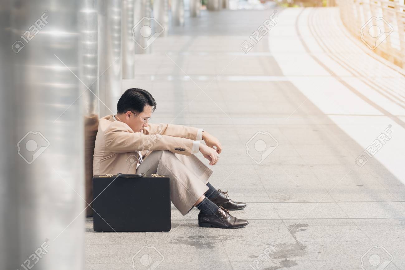悲しいビジネスの男性は 通りに座っています ポーズで落ち込んで悲しく 孤独 Man Businessman の写真素材 画像素材 Image