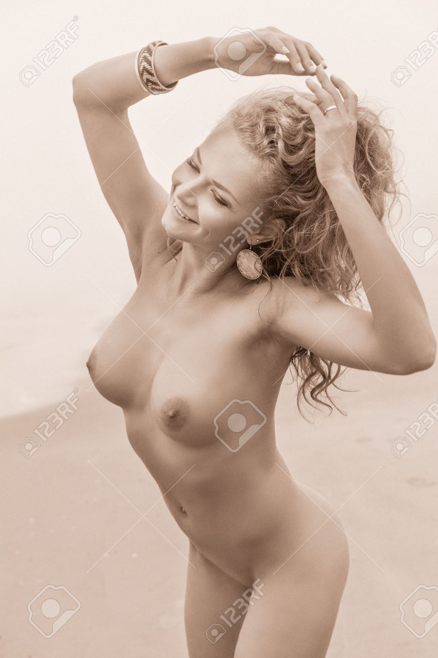 Hermosa Mujer Desnuda Posando En La Playa De Mar En Día De Niebla. Foto  Vieja Estilización, Grano De La Película Agregado Fotos, retratos, imágenes  y fotografía de archivo libres de derecho. Image