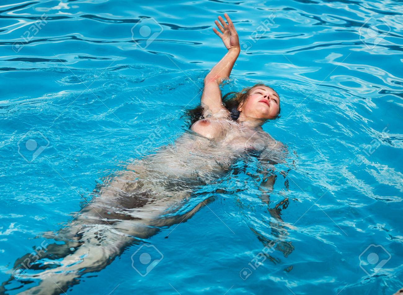 young-naked-woman-swimming