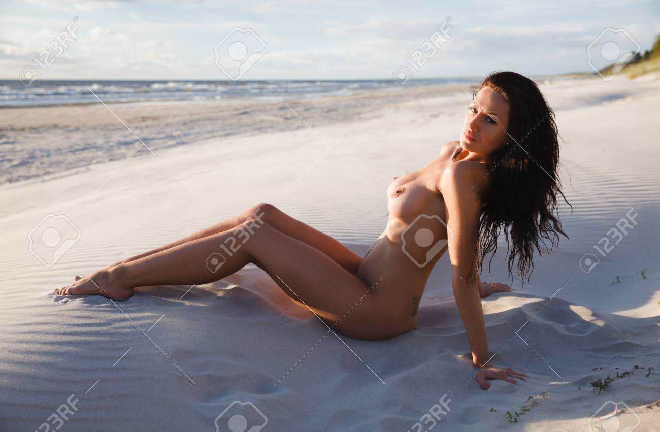 Schönes Mädchen Genießt Natur . Schöne Junge Nackte Frau Genießt Die  Strahlen Der Sonne , Während Sie Die Sanddünen Am Strand Auf Dem Meer  Sitzen Lizenzfreie Fotos, Bilder und Stock Fotografie. Image 92165837.