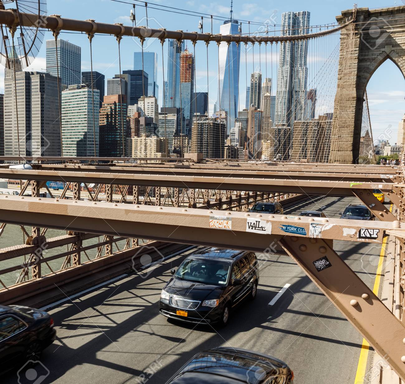ニューヨーク アメリカ 17年9月22日 ニューヨーク市のブルックリン橋と金融街 ブルックリン橋の車両道路上の車のラッシュアワートラフィック の写真素材 画像素材 Image