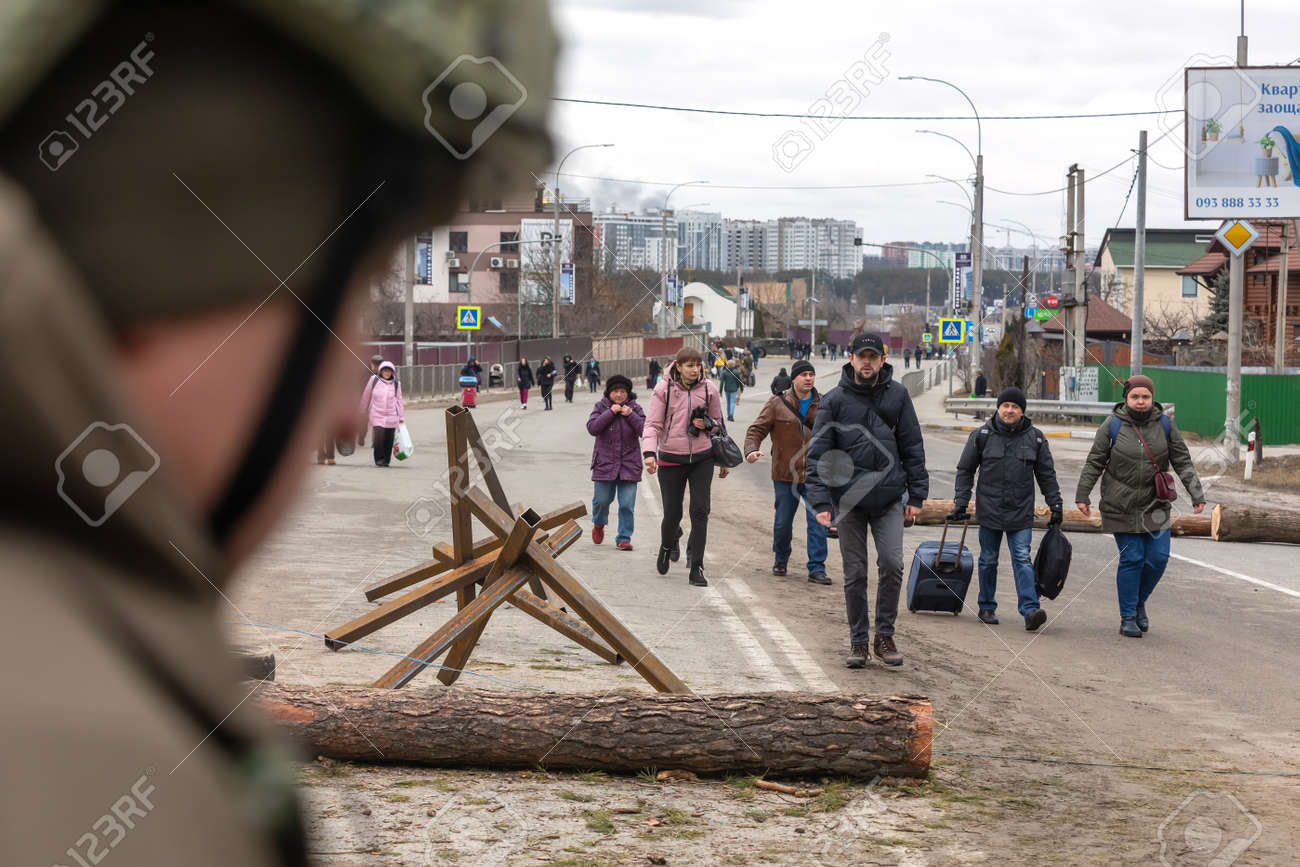 Irpin, oekraine - 05 maart 2022: oorlog van rusland tegen oekraïne. vrouwen, ouderen en kinderen geëvacueerd uit irpin stad werd overgebracht naar kyiv door kiev territoriale defensie bataljon. oorlogsvluchtelingen in oekraïne - 183043118 Irpin, oekraine - 05 maart 2022: oorlog van rusland tegen oekraïne. vrouwen, ouderen en kinderen geëvacueerd uit irpin stad werd overgebracht naar kyiv door kiev territoriale defensie bataljon. oorlogsvluchtelingen in oekraïne - 183043118