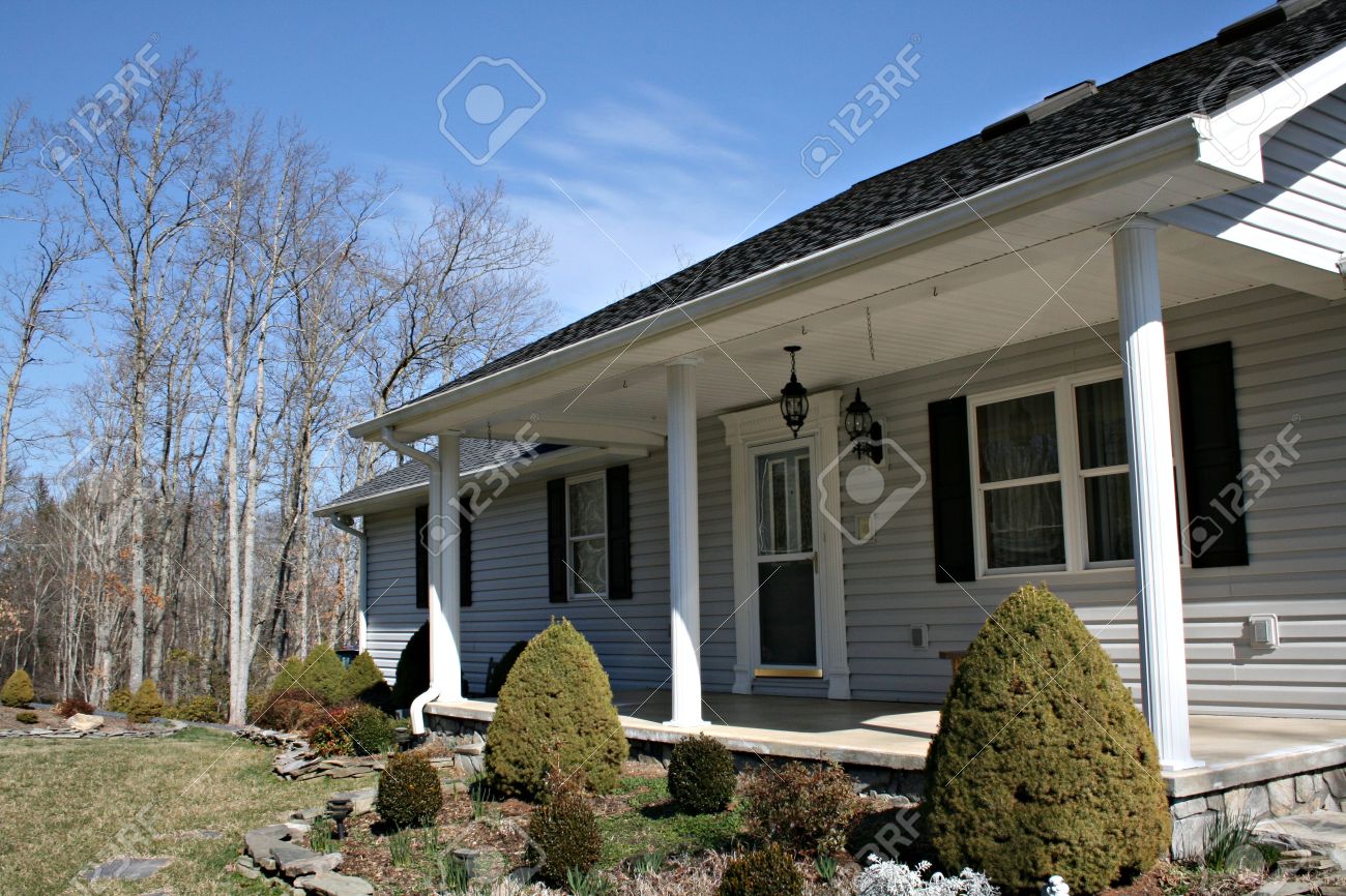 Modernes Haus Mit Grauen Und Schwarzen Fensterladen Siding Lizenzfreie Fotos Bilder Und Stock Fotografie Image 2691331